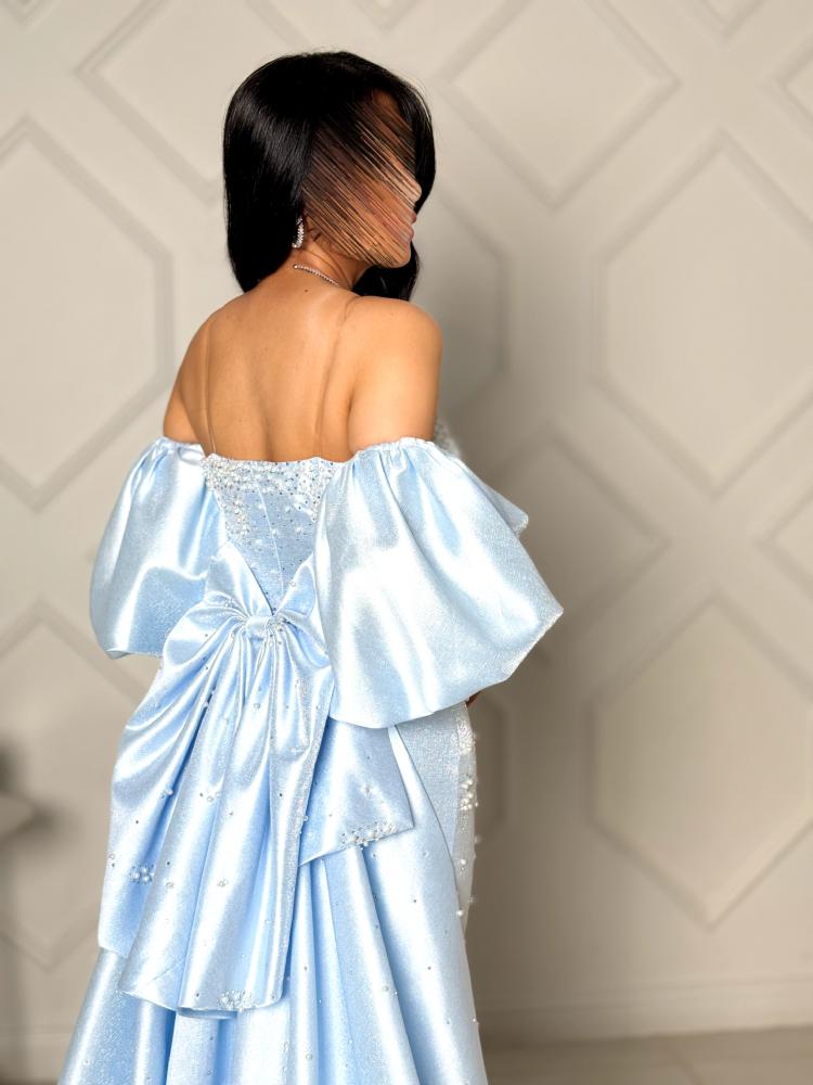 Light blue evening dress embroidered with puffed sleeves
