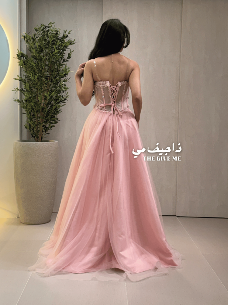فستان سهره طويل مزين بتطريزات على شكل ازهار ناعمه
