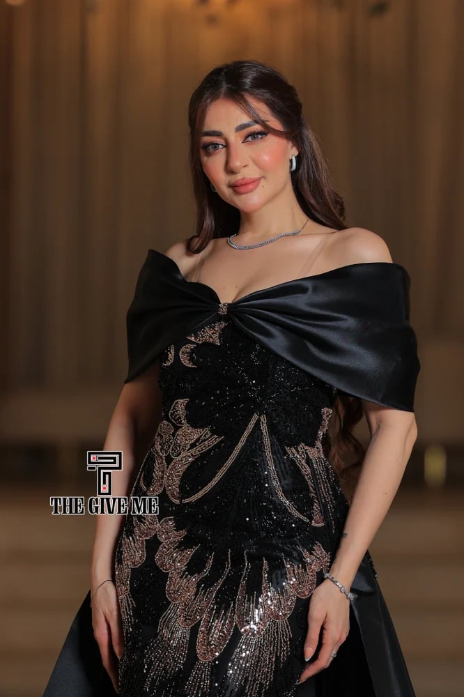 فستان اسود سهره بفينكه على الصدر