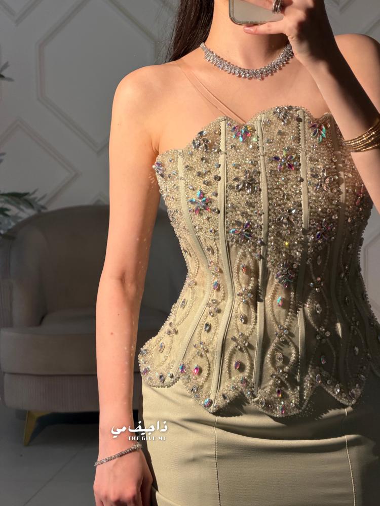 فستان سهره بلون كمثري بقصة كورسيه بخطوط طويله بارزه