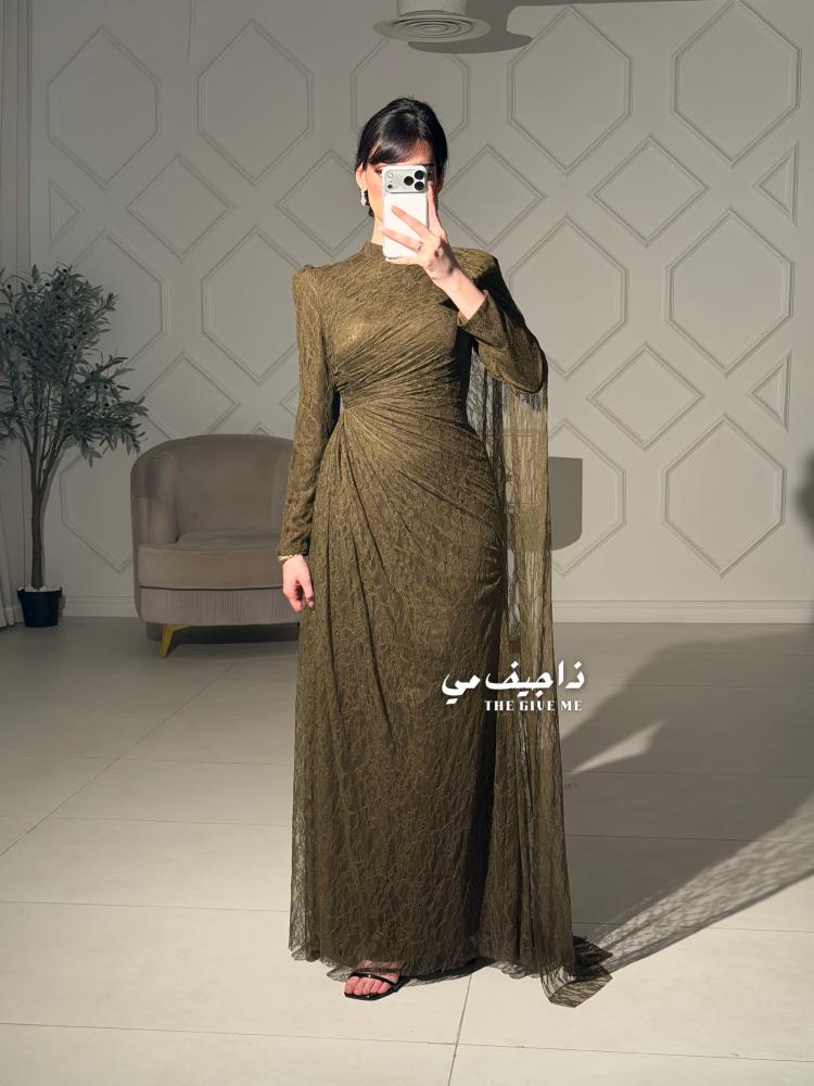 فستان بثنيات قماش درابيه بكيب خلفي طويل