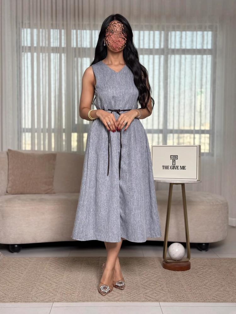 A midi dress with a soft cut and an elegant belt