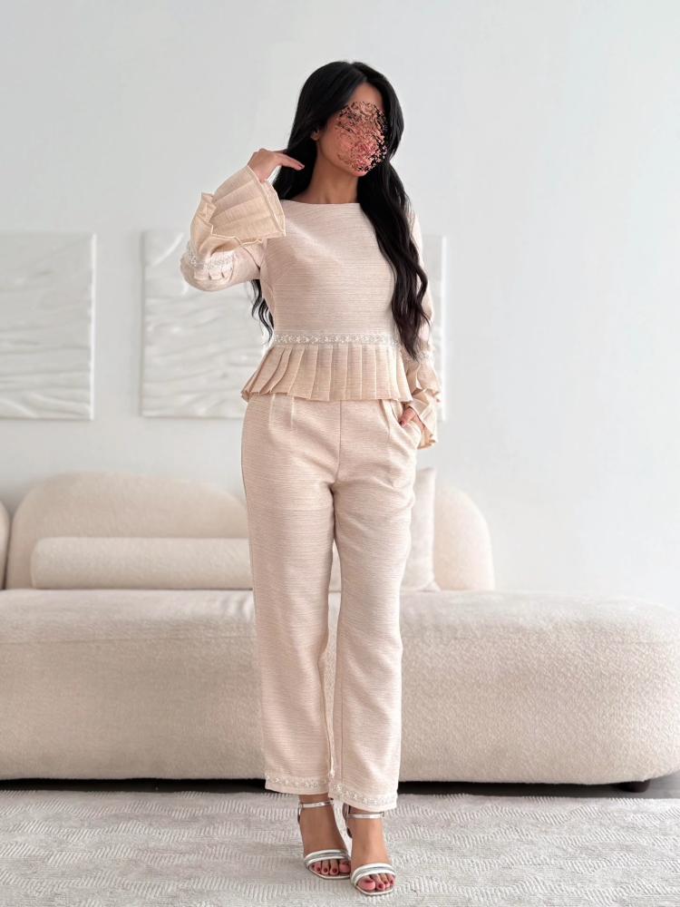 Casual set with wide ruffle at the waist