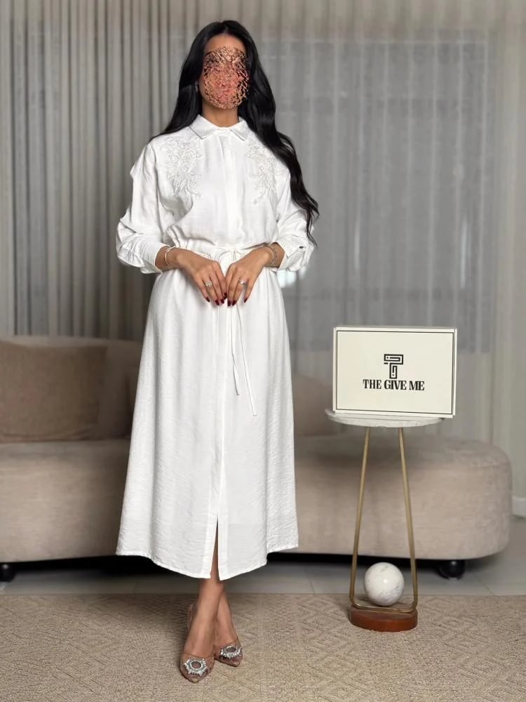 Dress with embroidery on the shoulders and elastic waist