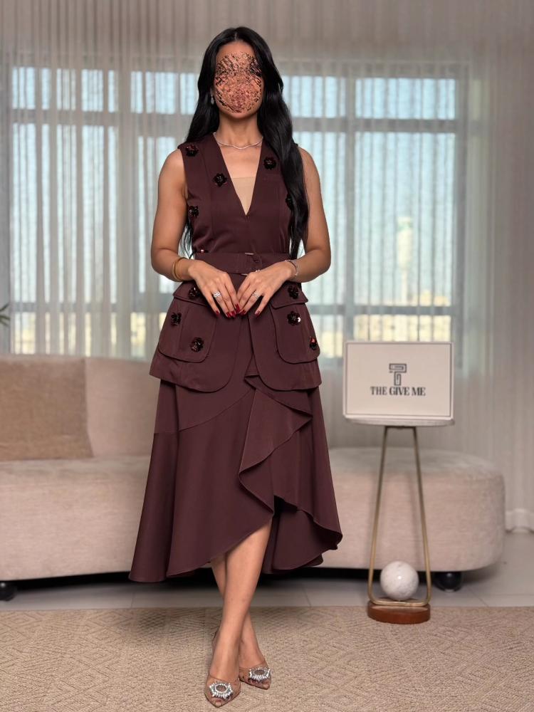 Modern Classic set, brown, decorated with pockets and hand-embroidered flowers