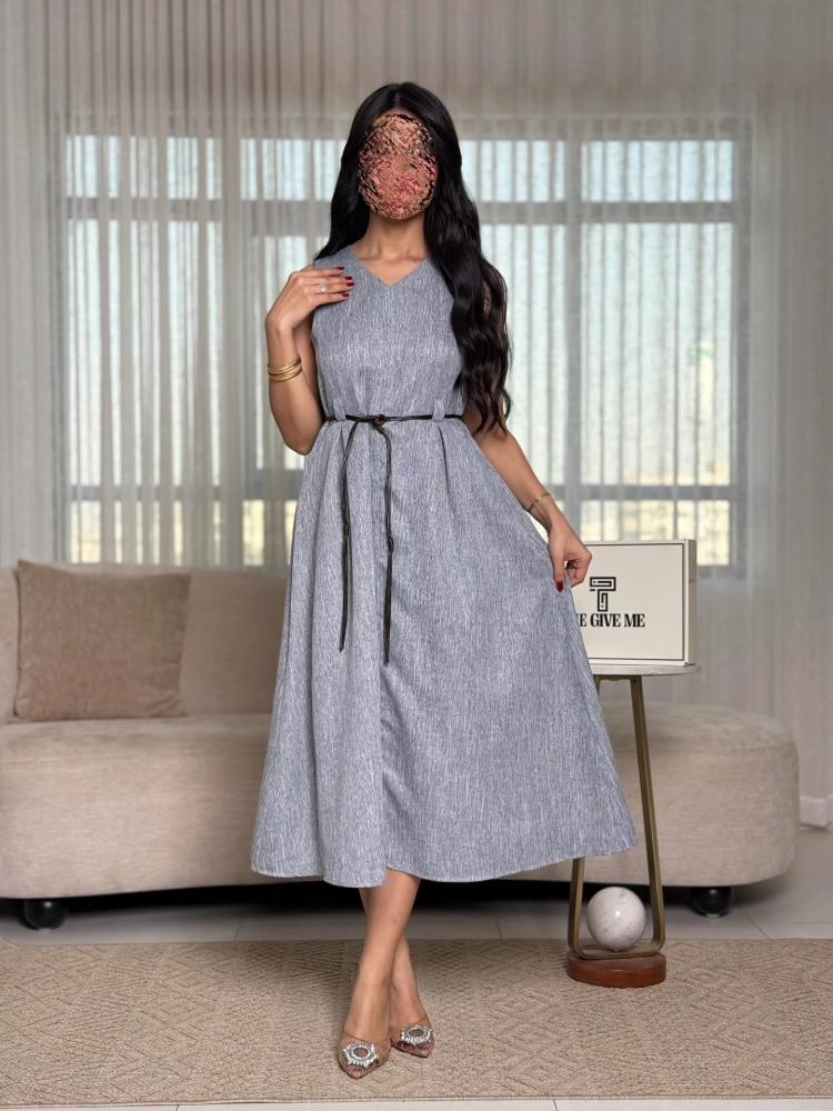 A midi dress with a soft cut and an elegant belt