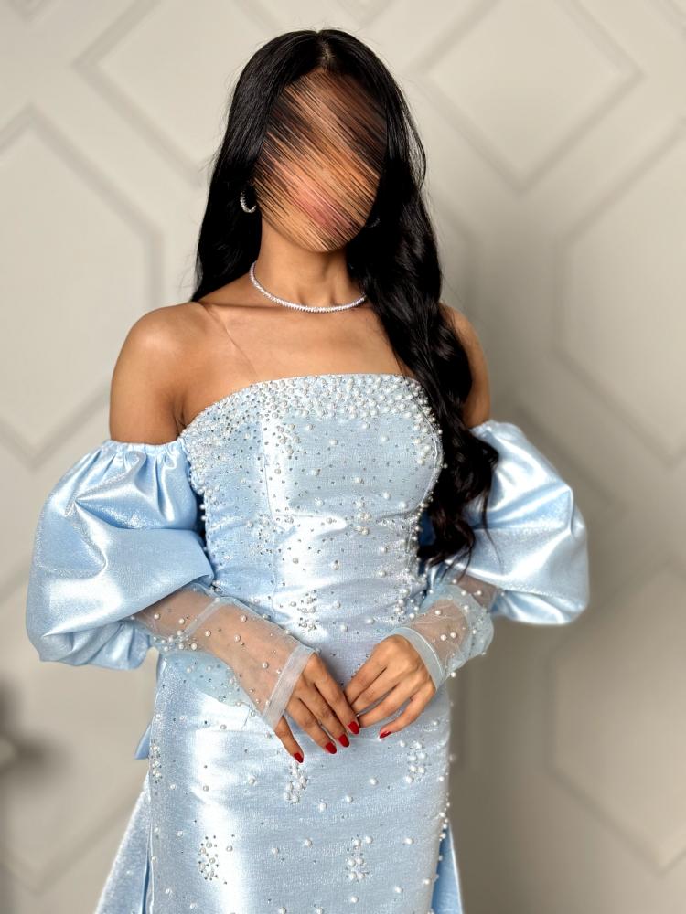 Light blue evening dress embroidered with puffed sleeves