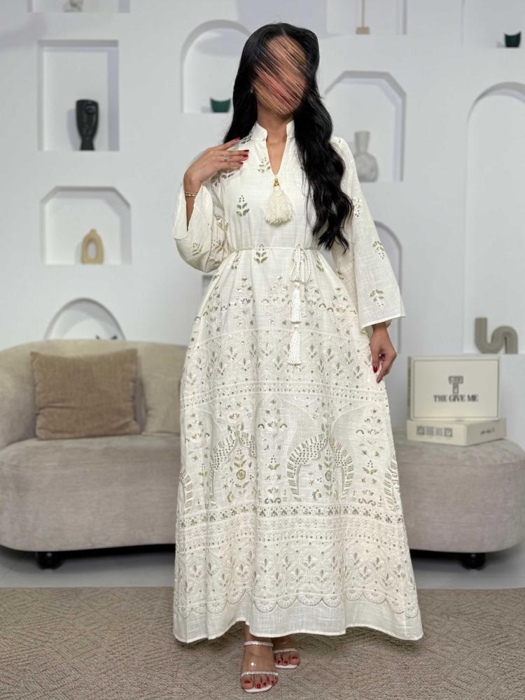 Luxurious embroidered thobe with waist tie