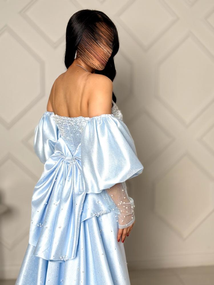 Light blue evening dress embroidered with puffed sleeves