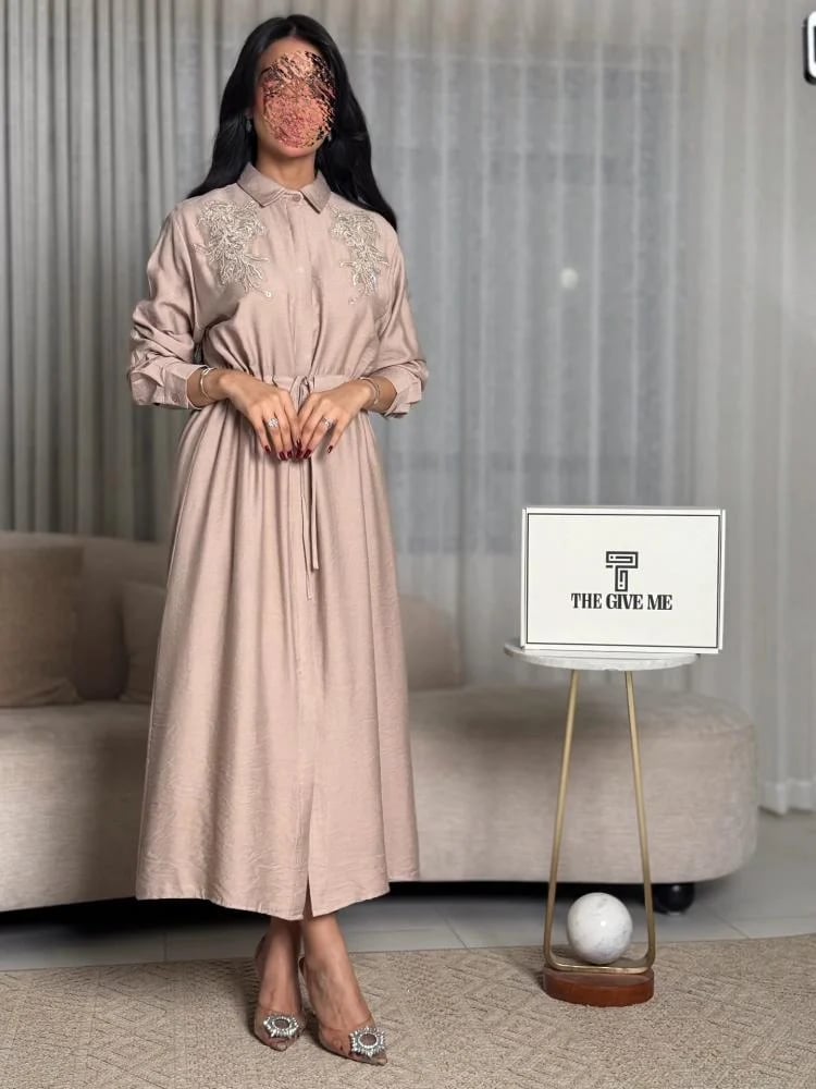 Dress with embroidery on the shoulders and elastic waist