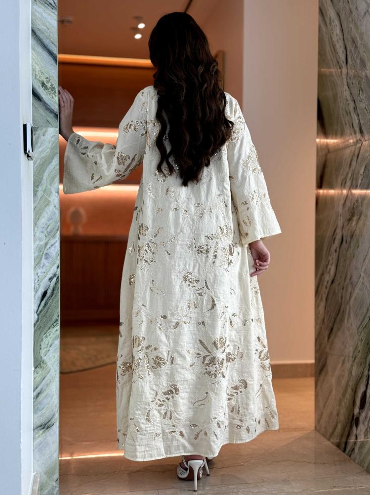 Luxurious thobe with elegant gold pattern