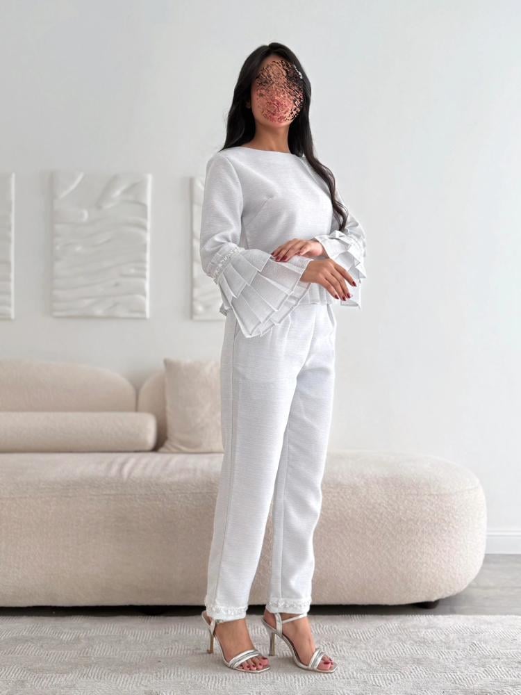 Casual set with wide ruffle at the waist