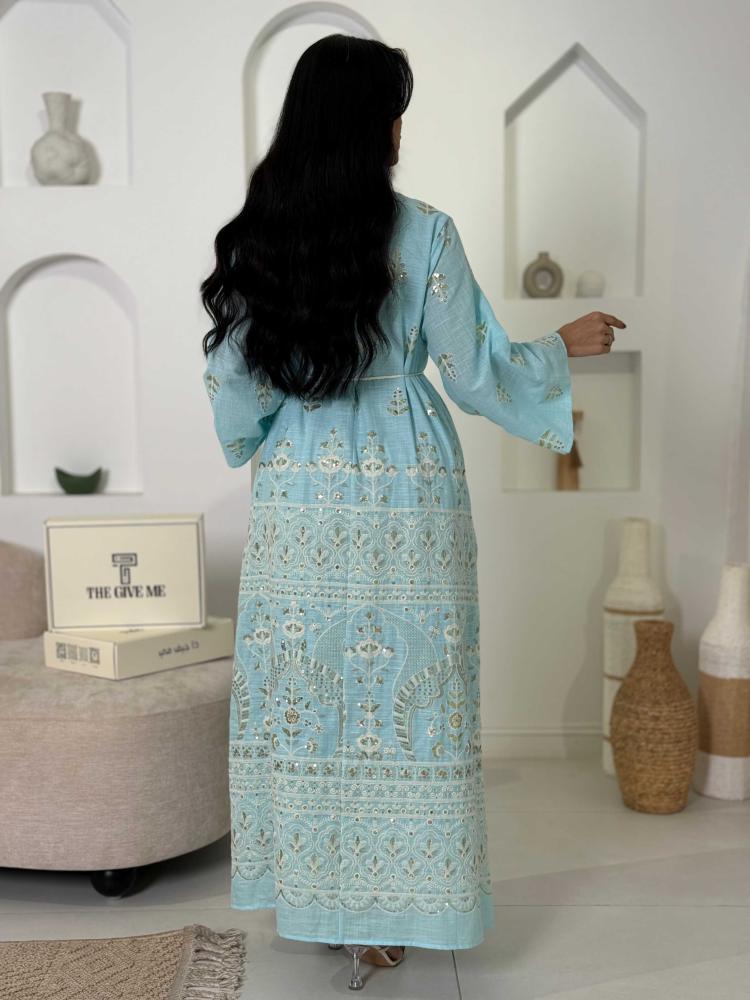 Luxurious embroidered thobe with waist tie