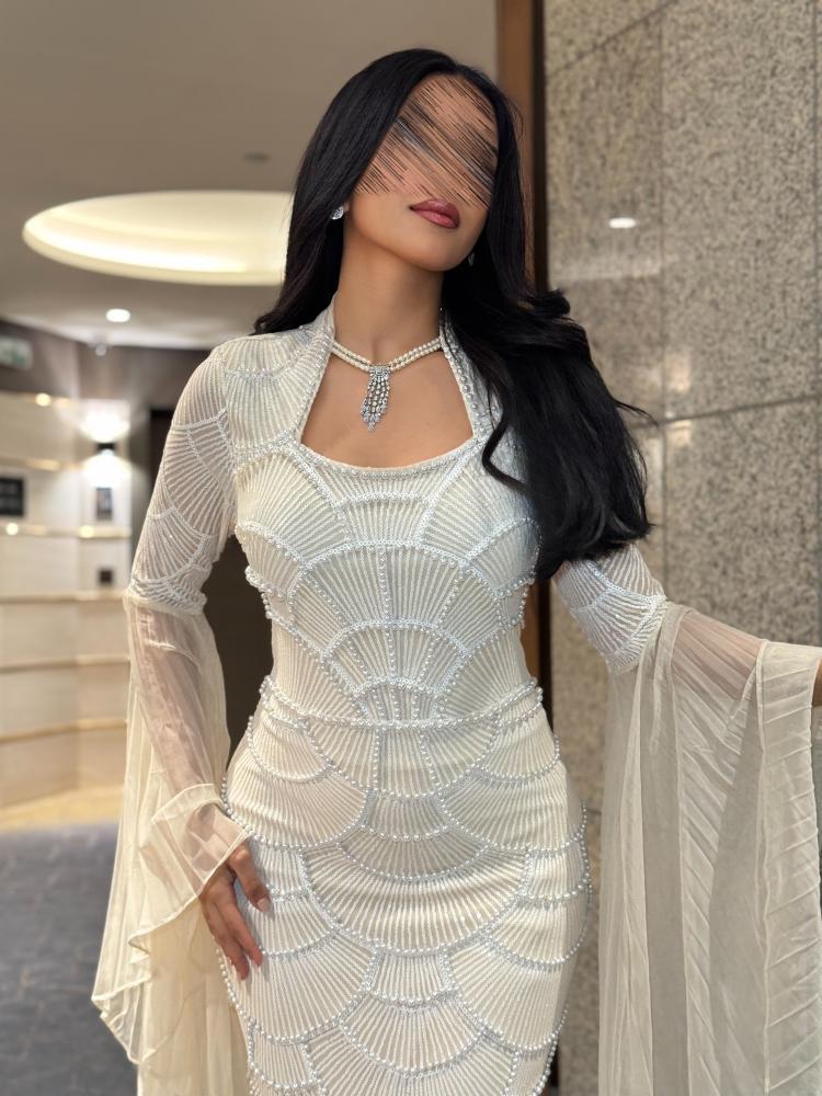 فستان سهرة مع لول وأكمام بيليسيه