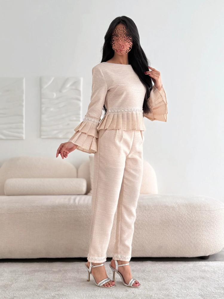 Casual set with wide ruffle at the waist