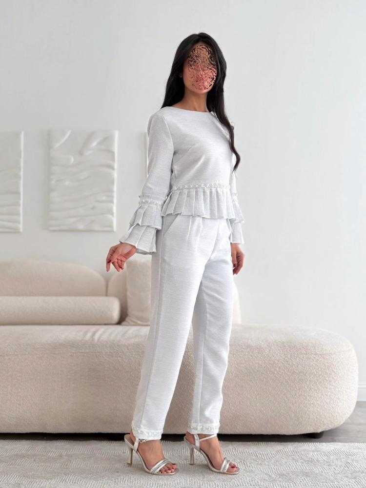 Casual set with wide ruffle at the waist