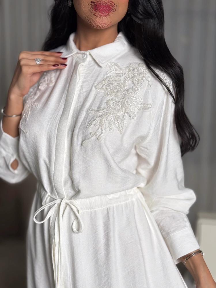 Dress with embroidery on the shoulders and elastic waist