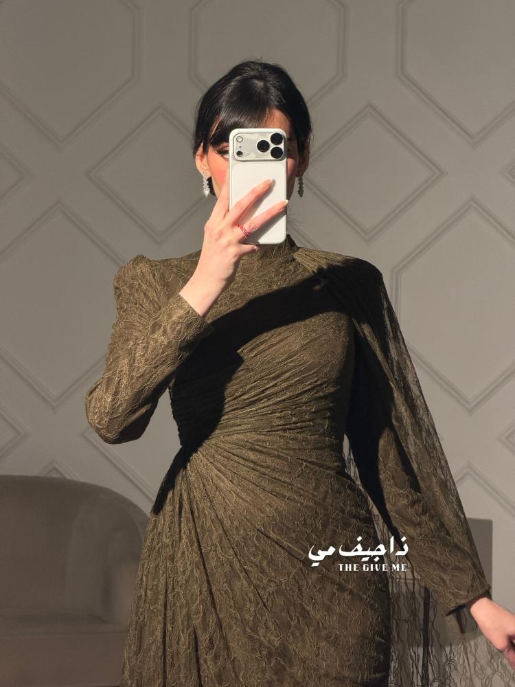 فستان بثنيات قماش درابيه بكيب خلفي طويل