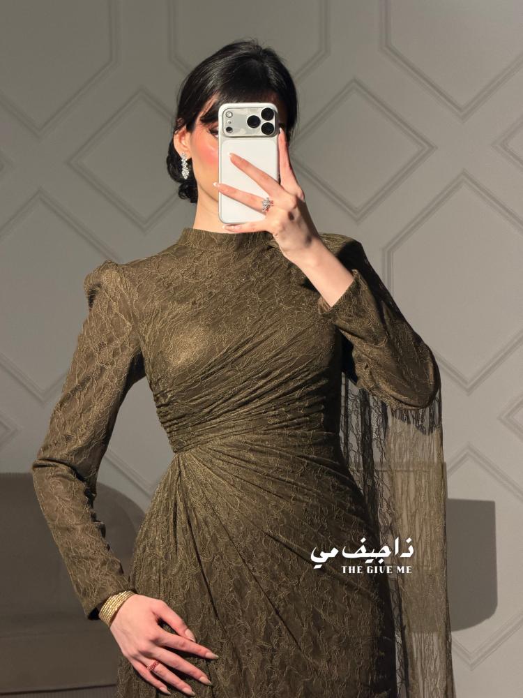 فستان بثنيات قماش درابيه بكيب خلفي طويل