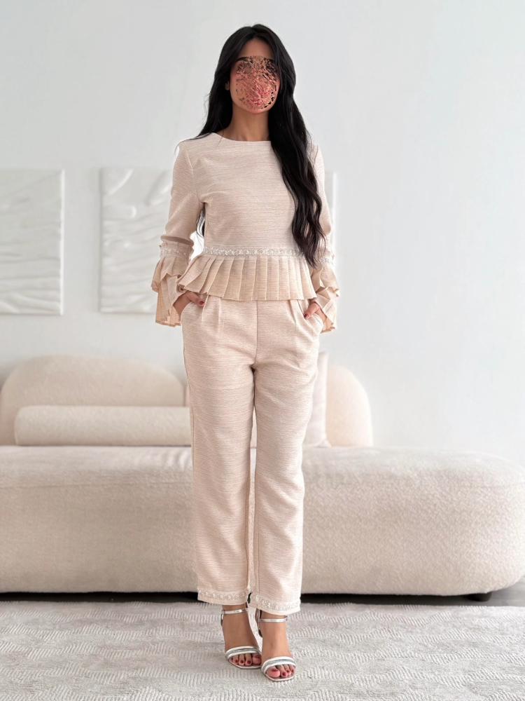 Casual set with wide ruffle at the waist