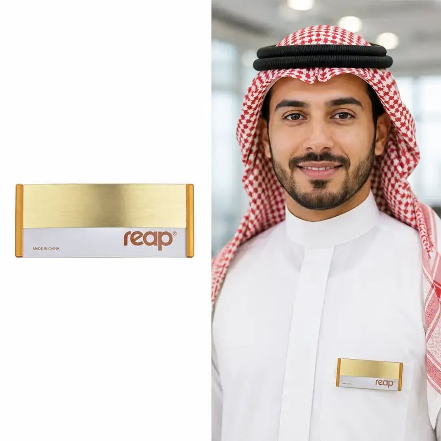 استخدام حامل اسم مغناطيسي ذهبي لبطاقة اسم الموظف