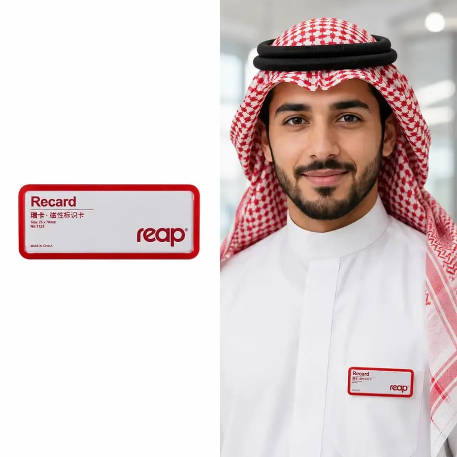 استخدام حامل اسم أحمر لعرض بطاقة تعريف