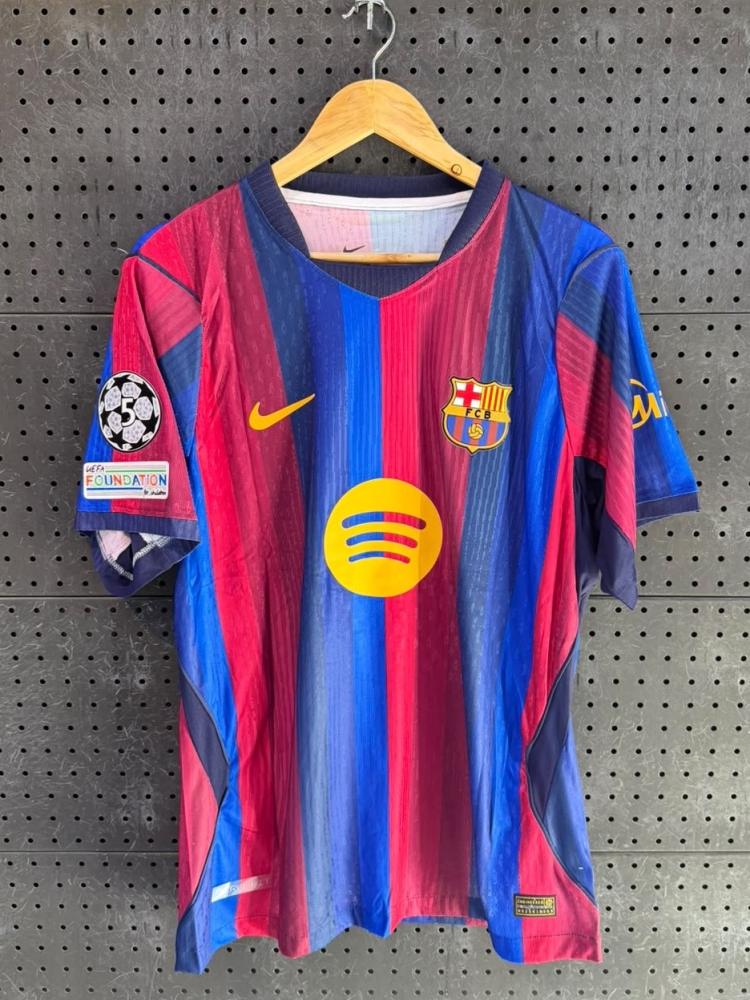 برشلونة بطباعة لامين فئة لاعبين