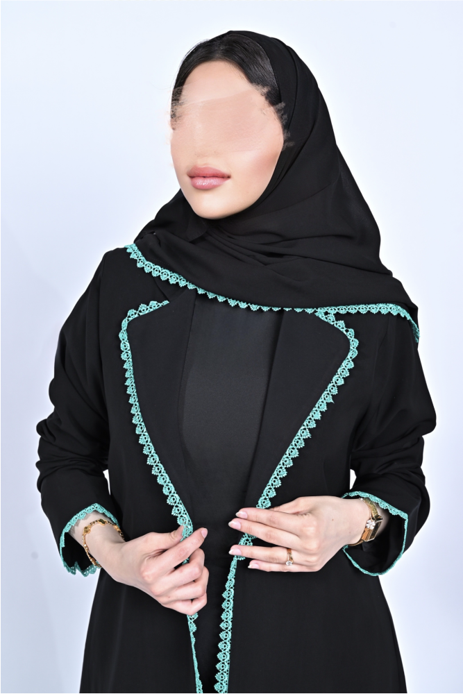W59 عباية نسائية سوداء مفتوحة مع تفاصيل مميزة