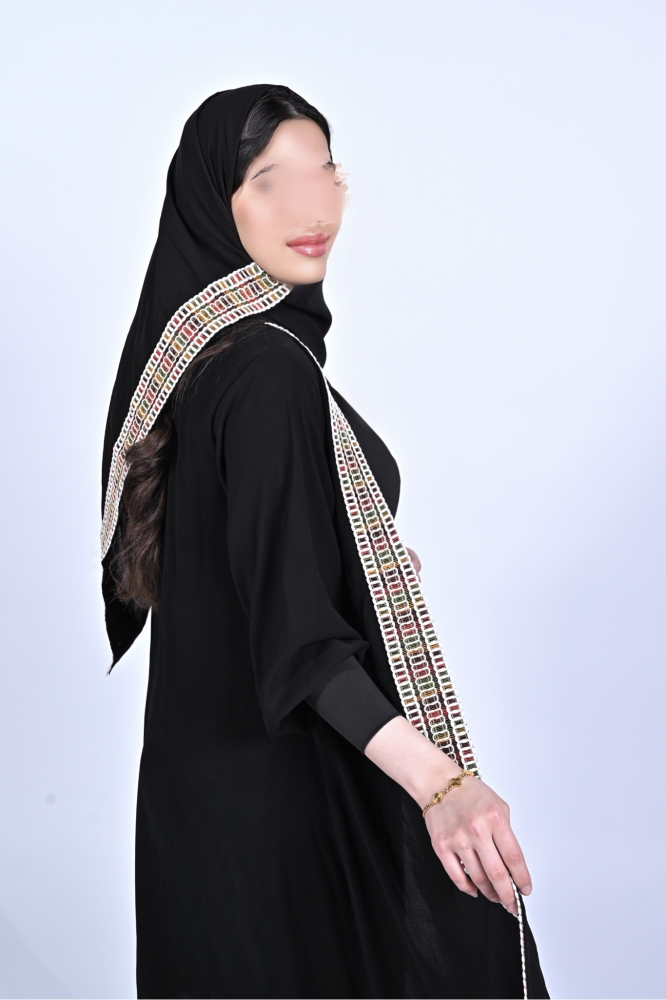 W61 عباية  سوداء طويلة مع تطريز أمامي جذاب