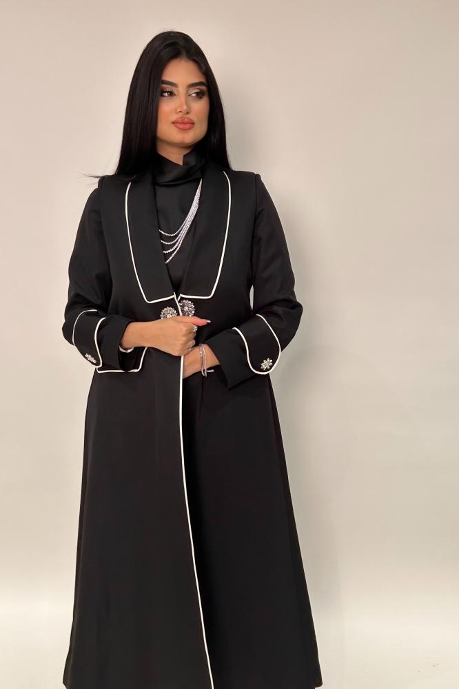 W46 عباية نسائية سوداء بلمسات بيضاء جذابة