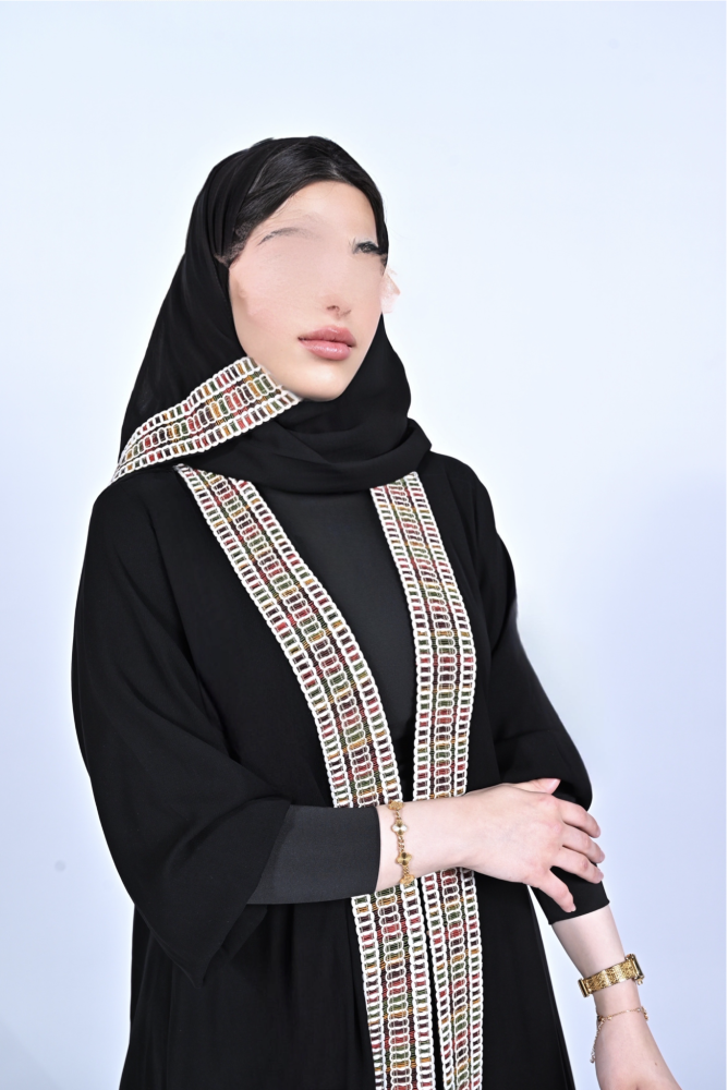 W61 تصميم عباية خليجية سوداء بتطريز هندسي عصري