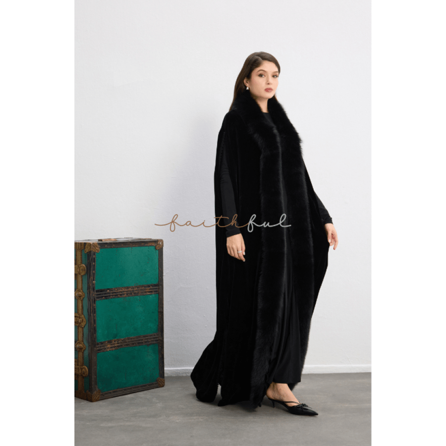 كاب مخمل أسود بياقة فرو