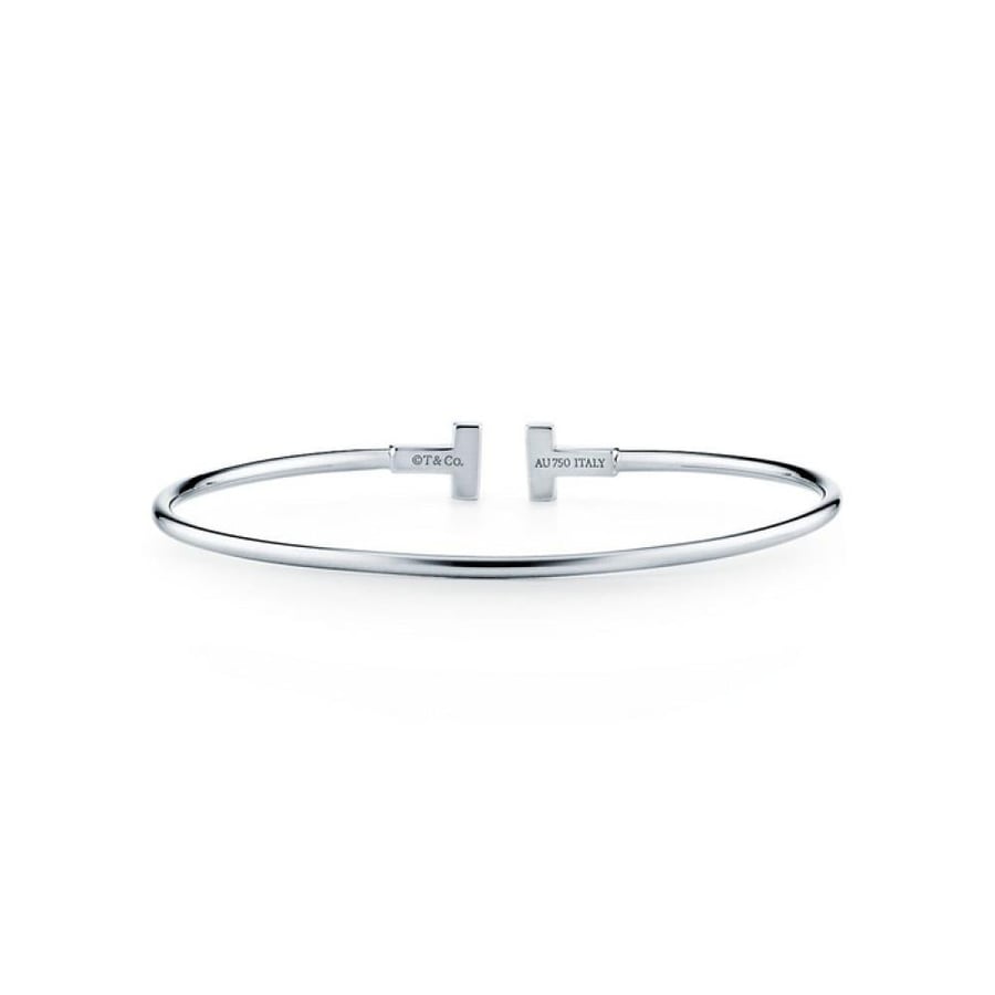 سوار Tiffany T Wire الرفيع يجسّد زخرفة حرف T