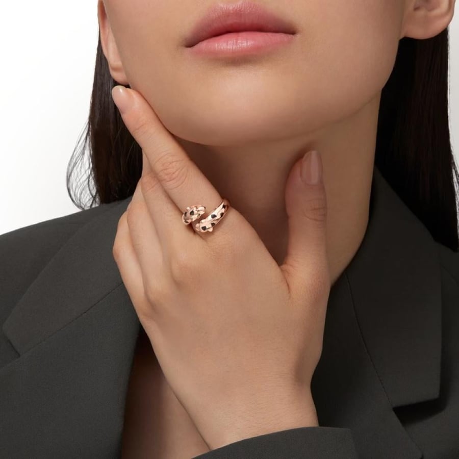 خاتم Panthère de Cartier – ذهب وردي مع عقيق تسافوريتي وأونيكس