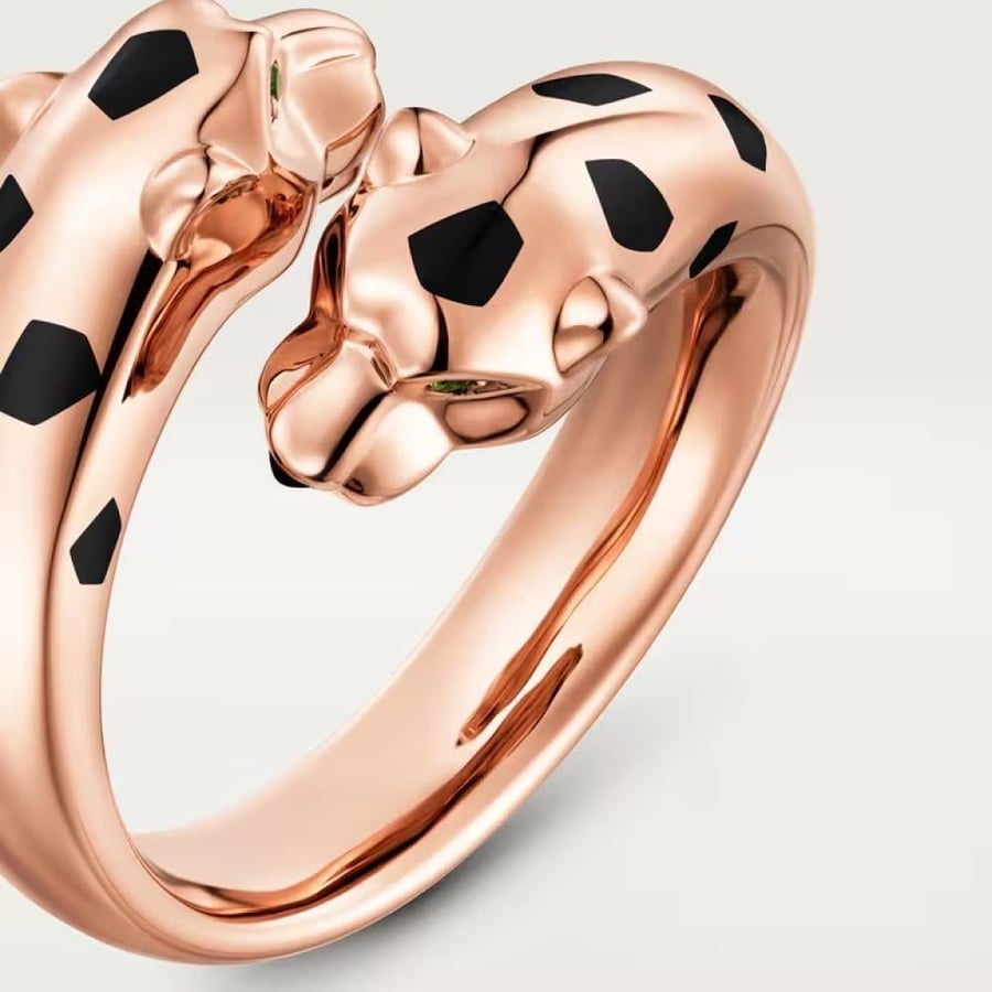 خاتم Panthère de Cartier – ذهب وردي مع عقيق تسافوريتي وأونيكس