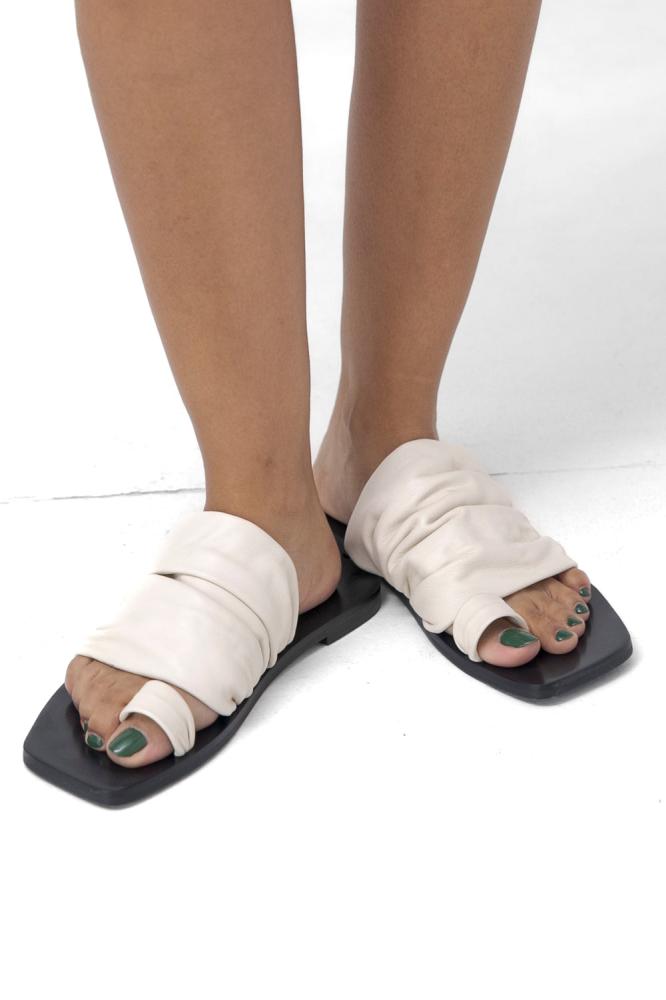 WOMEN FLAT