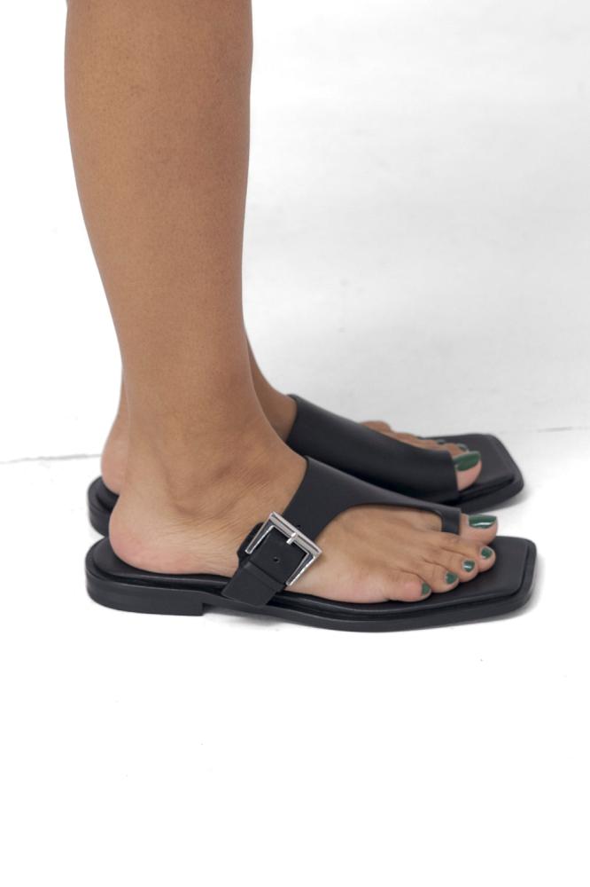 WOMEN FLAT