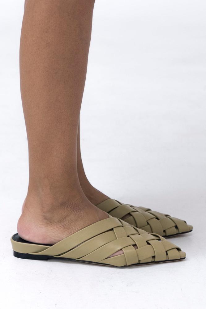 WOMEN FLAT
