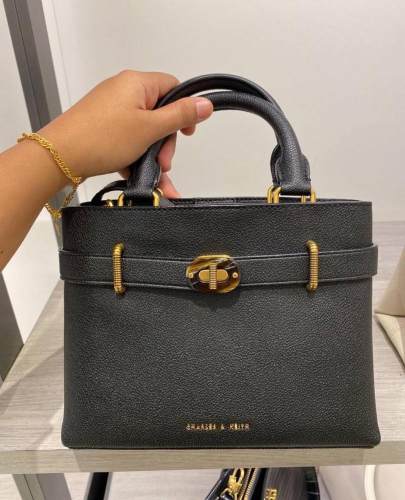 Medim bag in black color - Charles and Keith