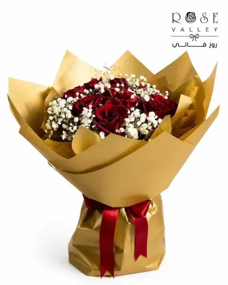 باقة ورد جوري مع جيبسوفيليا و تغليف ذهبي