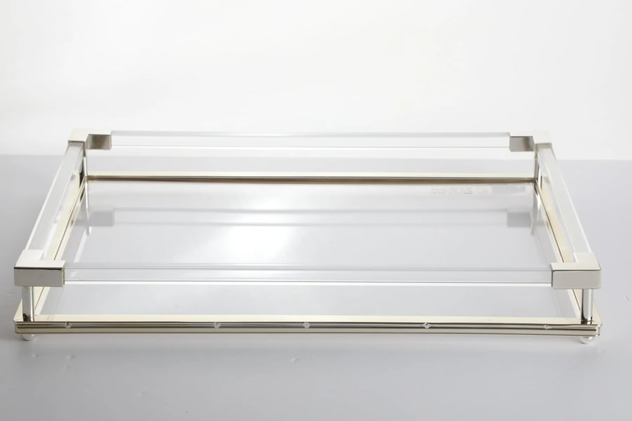 صينية تقديم  أكريليك  من سوليتير , اللون شفاف  فضي , الحجم  وسط , الابعاد 45x30 سم , الشكل مستطيل