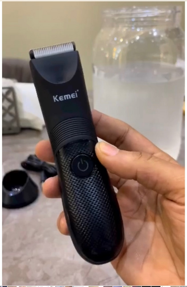 A shaver for sensitive areas, operates with charging