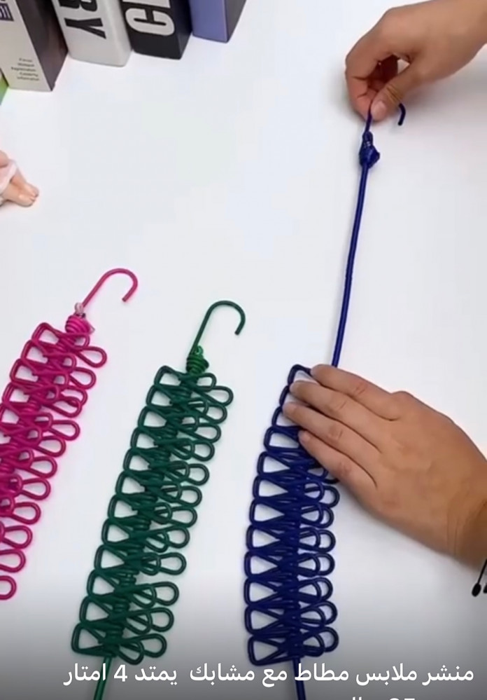 Clotheshorse rubber with clothespins extends 4 meters