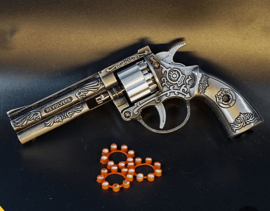 The shooting gun game, made of iron, available in 3 colors