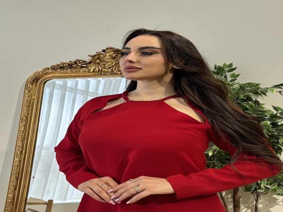 فستان احمر انيق مزين بلمسه انيقه من الكرستال الاحمر على ربطة العنق