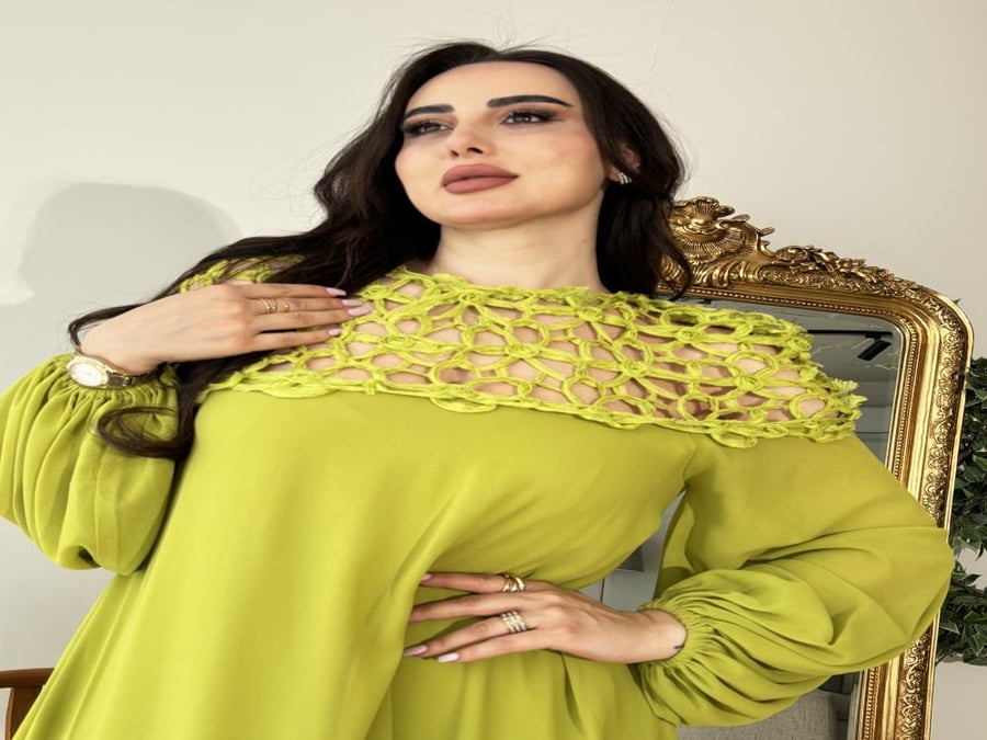 جلابيه انيقه باللون الاخضر الفاتح مخرم وردات من الاعلى