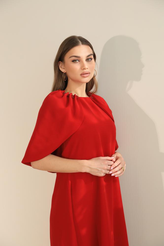 فستان احمر انيق مزينه مع الكريستالات ع الاكتاف