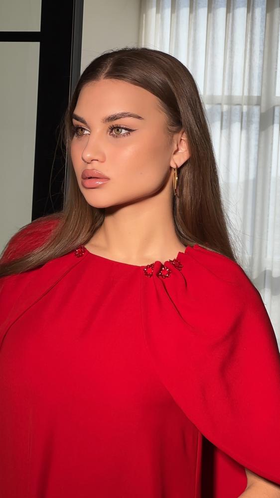 فستان احمر انيق مزينه مع الكريستالات ع الاكتاف