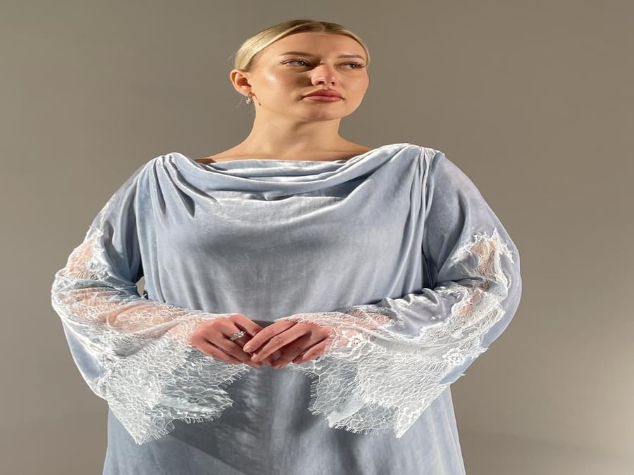 جلابيه مخمل Pure Silk فرنسي مع الدانتيل الفرنسي- لون :  بيبي بلو - Baby Blue