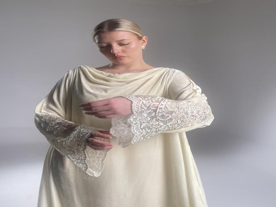 جلابيه مخمل Pure Silk فرنسي مع الدانتيل الفرنسي- لون : Off white- سكري